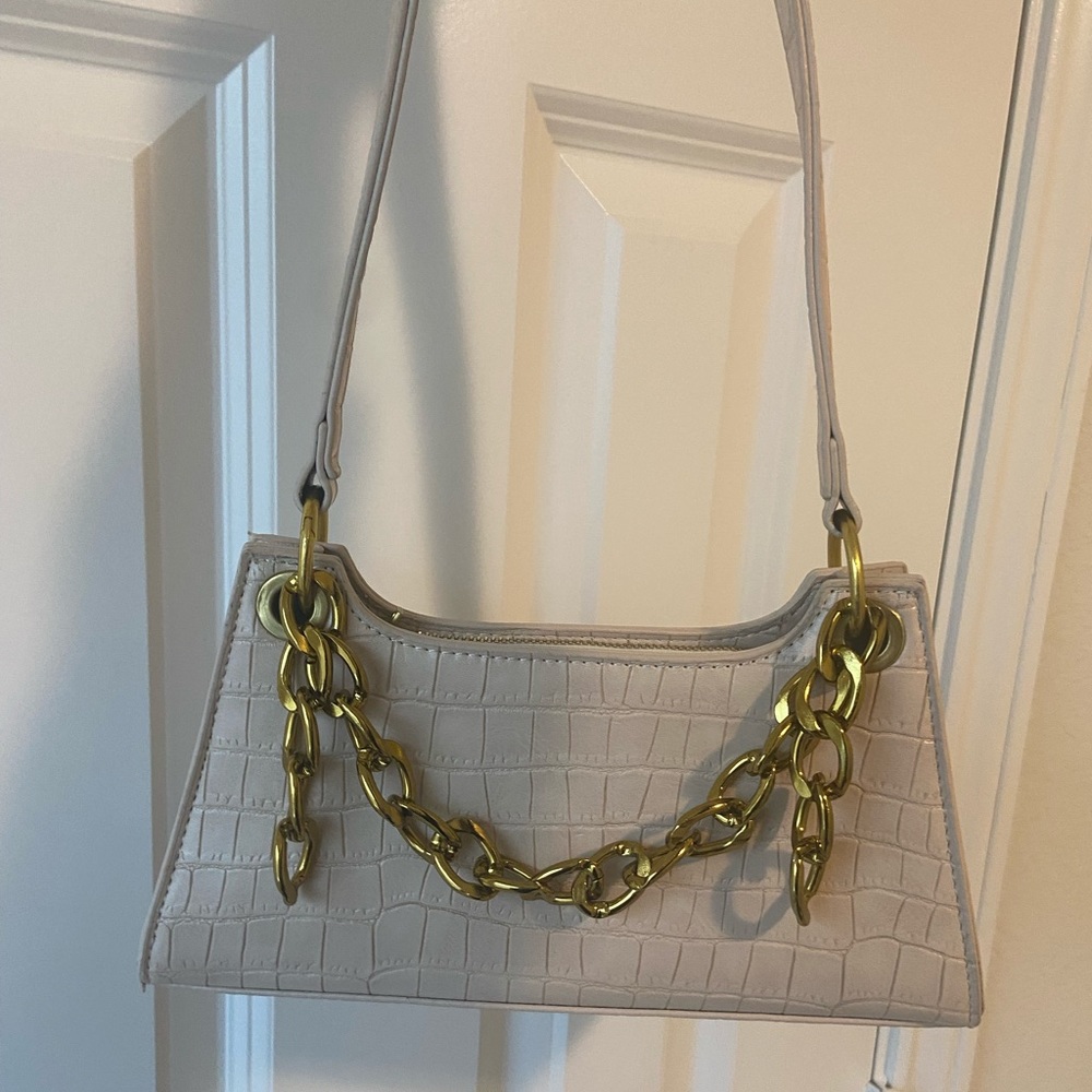 Pink shoulder bag with gold decorative chain